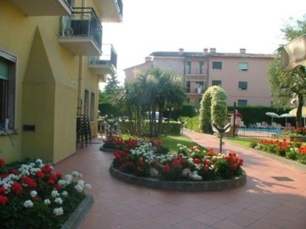 Hotel Bella Peschiera Пескьера-дель-Гарда Экстерьер фото