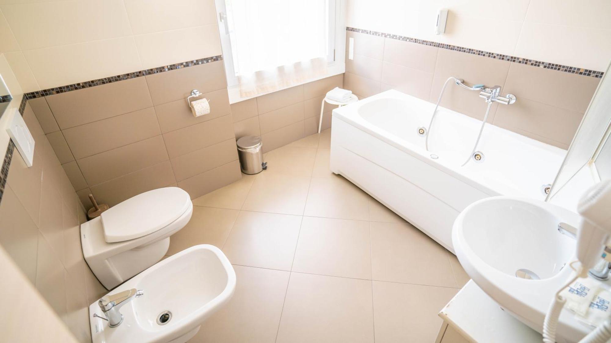 Hotel Bella Peschiera Пескьера-дель-Гарда Экстерьер фото
