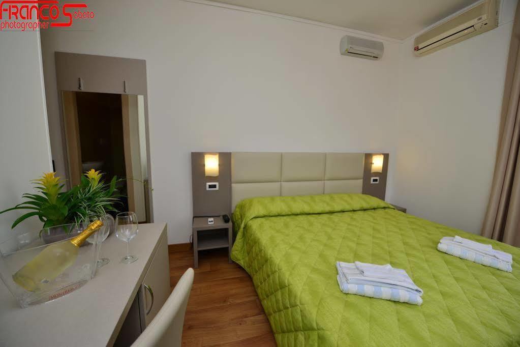 Hotel Bella Peschiera Пескьера-дель-Гарда Экстерьер фото