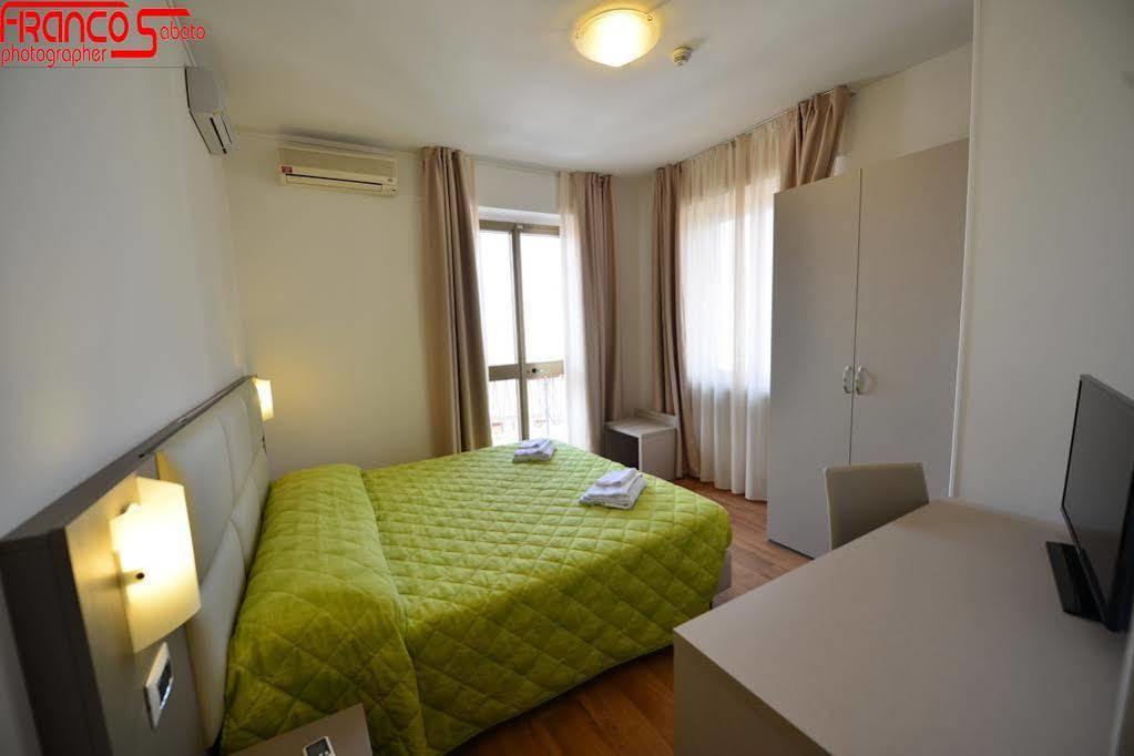 Hotel Bella Peschiera Пескьера-дель-Гарда Экстерьер фото